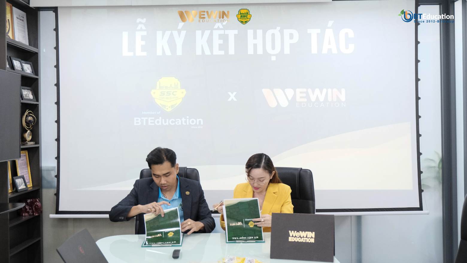 Anh Trần Minh Tâm - Giám đốc SSC và Chị Thái Thị Thanh Tuyền - Nhà sáng lập WeWin Education cùng ký kết MOU