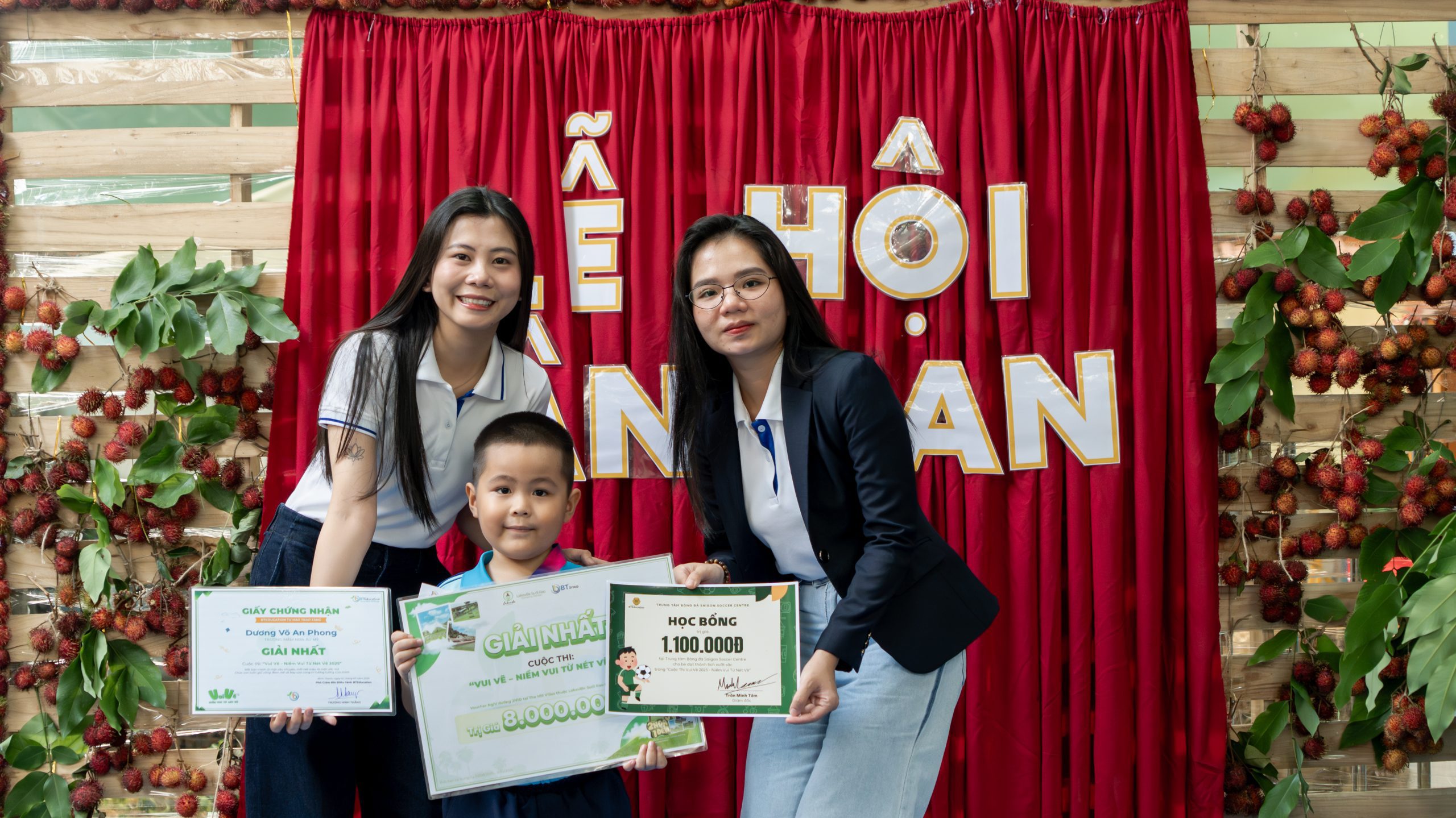 Chị Ngân Nguyễn, đại diện Lakeville (bên trái) và chị Nguyễn Thị Yến Ngọc, đại diện SSC (bên phải) trao voucher, học bổng và giải thưởng Giải Nhất